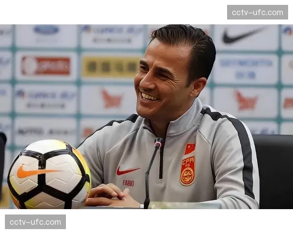 特写:乌兹别克斯坦老将打破僵局后,与教练激动相拥 特写:乌兹别克斯坦老将打破僵局后,与教练激动相拥