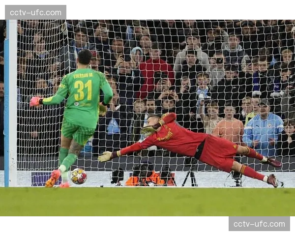 欧冠主题曲响彻伊蒂哈德，曼城主场灯光秀点亮